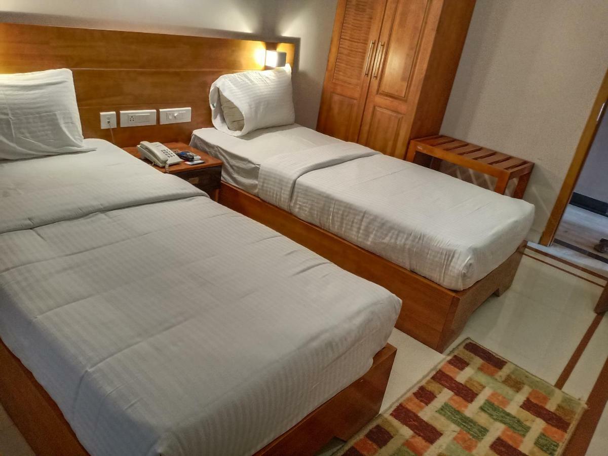 Devanganam Residency Hotel กูรูวาเยอร์ ภายนอก รูปภาพ