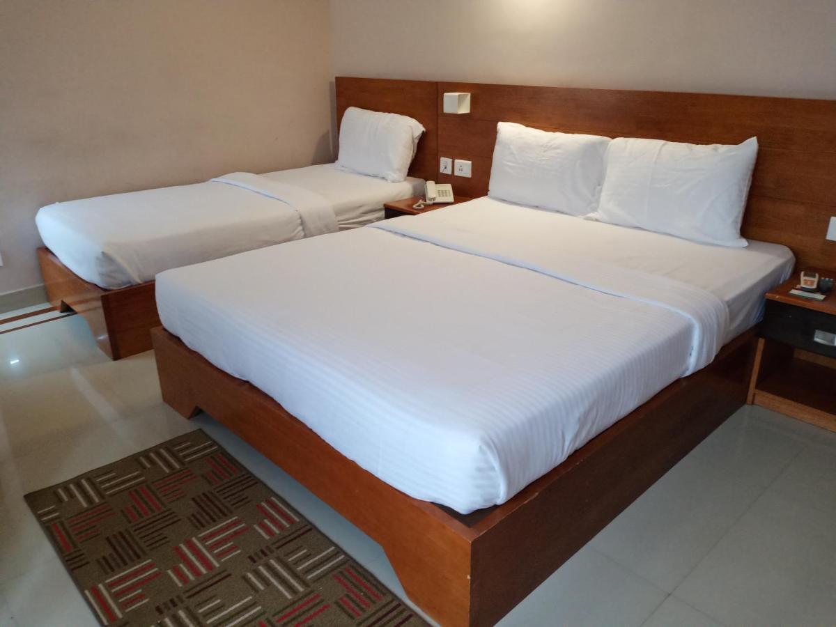 Devanganam Residency Hotel กูรูวาเยอร์ ภายนอก รูปภาพ