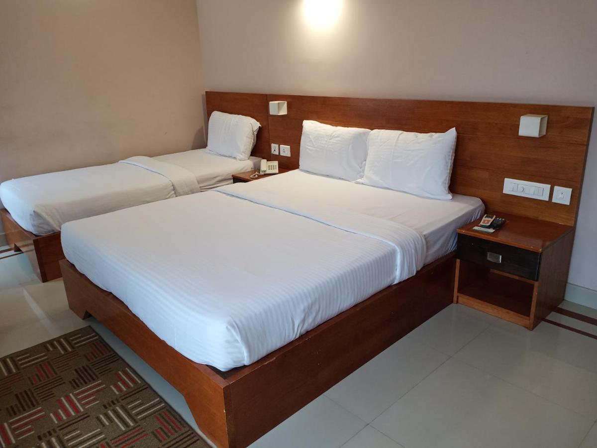 Devanganam Residency Hotel กูรูวาเยอร์ ภายนอก รูปภาพ
